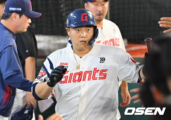 [OSEN=부산, 이석우 기자] 18일 부산 사직야구장에서 2026 신한 SOL KBO 리그 롯데 자이언츠와 NC 다이노스의 경기가 열렸다. 홈팀 롯데는 로드리게스가, 방문팀 NC는 이재학이 선발 출전했다.롯데 자이언츠 한동희가 2회말 좌중월 솔로 홈런을 치고 하이파이브를 하고 있다. 2026.09.18 / foto0307@osen.co.kr