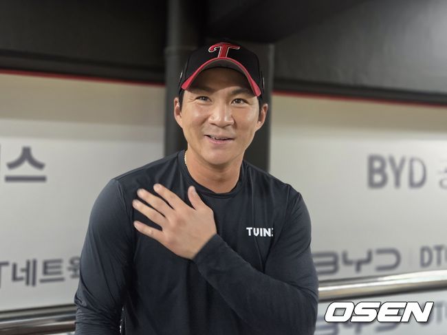 [OSEN=수원, 한용섭 기자]프로야구 LG 트윈스 오지환이 18일 수원KT위즈파크에서 열린 KT 위즈와 경기에서 5타수 4안타 2홈런 4타점으로 맹활약한 후 취재진과 인터뷰를 하고 있다. 2루타만 빠져 사이클링 히트는 무산됐다. /orange@osen.co.kr