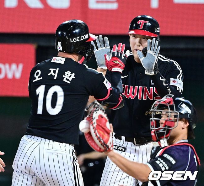 [OSEN=수원, 최규한 기자] 18일 경기도 수원 KT위즈파크에서 ‘2026 신한 SOL Bank KBO리그’ LG 트윈스와 KT 위즈의 경기가 열렸다.홈팀 KT는 로건 앨런, 방문팀 LG는 앤더스 톨허스트를 선발로 내세웠다.8회초 1사 1루 상황 LG 오지환이 달아나는 우월 투런로플 날리고 홈을 밟은 뒤 문정빈과 인사를 나누고 있다. 2026.09.18 / dreamer@osen.co.kr