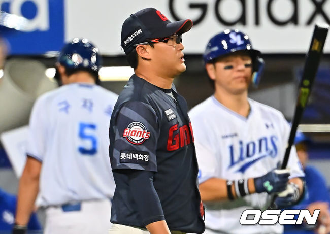 [OSEN=대구, 이석우 기자] 15일 대구삼성라이온즈파크에서 2026 신한 SOL KBO 리그 삼성 라이온즈와 롯데 자이언츠의 경기가 열렸다. 홈팀 삼성은 원태인이, 방문팀 롯데는 박세웅이 선발 출전했다. 롯데 자이언츠 박세웅이 3회말 1사 1,2루 류지혁의 중견수 앞 1타점 안타때 구자욱에게 실점을 허용하고 아쉬워하고 있다. 2026.09.15 / foto0307@osen.co.kr