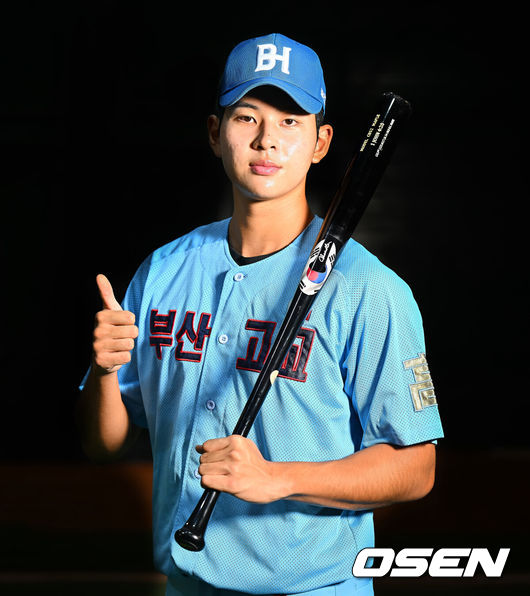 [OSEN=부산, 이석우 기자] 하현승(부산고)이 18일 부산 동구 초량동 부산고등학교에서 OSEN과 인터뷰를 했다.하현승은 대만 타이베이돔에서 열린 제14회 아시아청소년야구선수권대회 일본과의 결승전에 선발 등판해 7이닝 1피안타 2볼넷 8탈삼진 무실점 역투를 펼치며 완봉승과 함께 대회 우승 트로피를 들어올렸다. 하현승은 앞서 일본과 슈퍼라운드 3이닝 무실점을 비롯해 3경기 15⅔이닝 동안 단 한 점도 내주지 않고 삼진 25개를 잡으며 대회 MVP로 선정되는 영예를 안았다. 2026.09.18 / foto0307@osen.co.kr