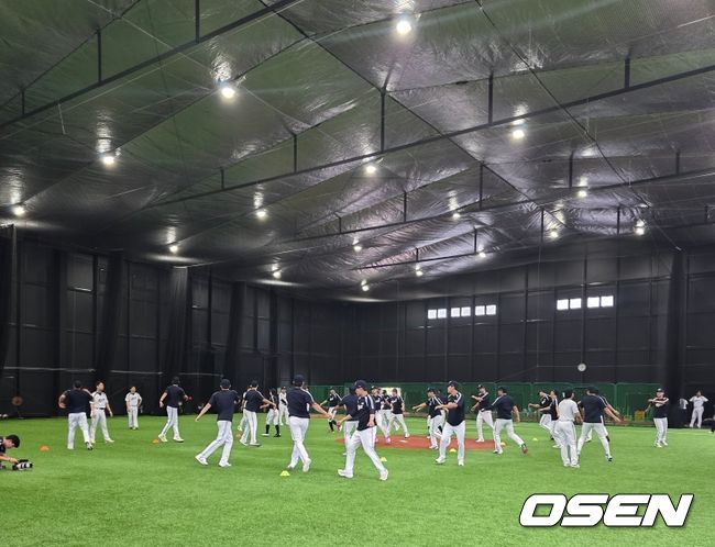 [OSEN=도요카와(일본), 이후광 기자] 산골마을에 위치한 실내훈련장에서 훈련 중인 야구대표팀 / backlight@osen.co.kr