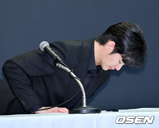 [OSEN=민경훈 기자] 31일 오후 서울 마포구 상암동 스탠포드호텔에서 김수현 기자회견이 열렸다.배우 김수현은 故김새론 사망 이후 그를 휘감은 미성년자 열애 의혹 등에 대한 기자회견에 참석한다. 고인 사망 후 44일 만이며, 김수현은 법무법인 엘케이비앤파트너스 김종복 변호사와 함께 참석한다. 다만 기자회견에서 질의응답은 이뤄지지 않는다.배우 김수현이 기자회견을 하며 눈물을 흘리고 있다. 2025.03.31 / rumi@osen.co.kr