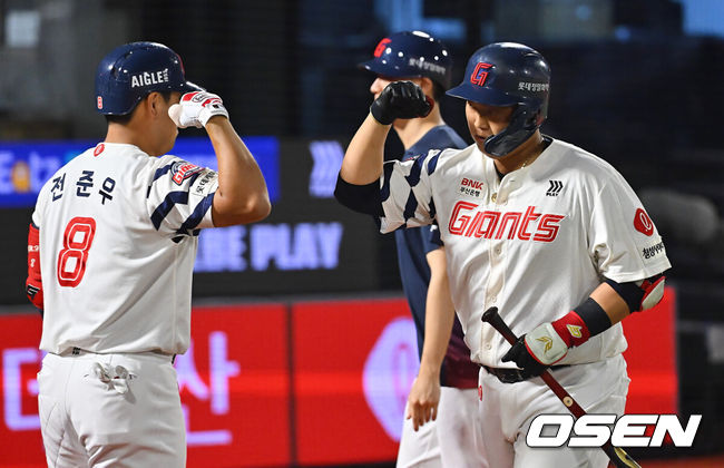 [OSEN=부산, 이석우 기자] 18일 부산 사직야구장에서 2026 신한 SOL KBO 리그 롯데 자이언츠와 NC 다이노스의 경기가 열렸다. 홈팀 롯데는 로드리게스가, 방문팀 NC는 이재학이 선발 출전했다.롯데 자이언츠 한동희가 2회말 좌중월 솔로 홈런을 치고 전준우와 하이파이브를 하고 있다. 2026.09.18 / foto0307@osen.co.kr
