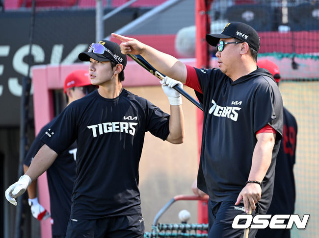 [OSEN=광주, 이대선 기자] 4일 광주-기아 챔피언스필드에서 2026 신한 SOL KBO리그 KIA 타이거즈와 KT 위즈의 경기가 열렸다.이날 KIA는 배제성, KT는 올러를 선발로 내세웠다.경기에 앞서 KIA 이범호 감독이 정현창을 지도하고 있다. 2026.09.04 /sunday@osen.co.kr
