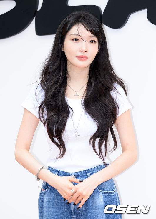 [OSEN=이대선 기자] 20일 서울 강남구 꼴라보하우스 도산에서 미국 프리미엄 가전 브랜드의 팝업 포토세션이 열렸다.이날 행사에는 프리지아, 이시안, 가수 청하, 안무가 가비가 참석해 자리를 빛냈다.가수 청하가 포토타임을 가지고 있다. 2025.06.20 /sunday@osen.co.kr