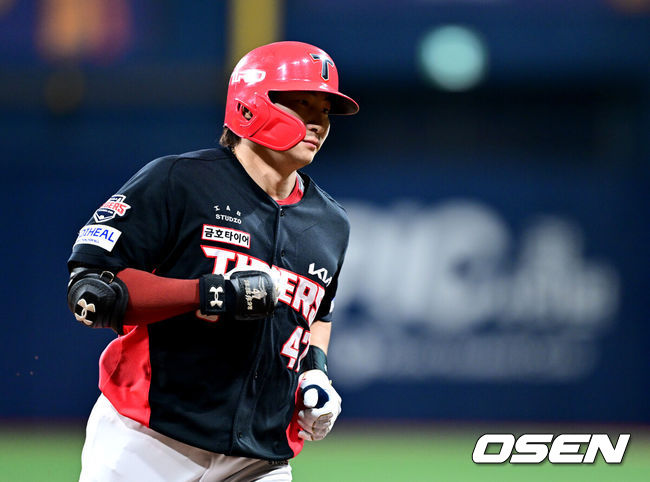 [OSEN=고척, 최규한 기자] 21일 서울 고척스카이돔에서 ‘2026 신한 SOL Bank KBO리그’ 키움 히어로즈와 KIA 타이거즈의 경기가 열렸다.홈팀 키움은 하영민, 방문팀 KIA는 양현종을 선발로 내세웠다.6회초 무사 선두타자로 나선 KIA 나성범이 달아나는 우월 솔로포를 날리고 그라운드를 돌고 있다. 2026.08.21 / dreamer@osen.co.kr