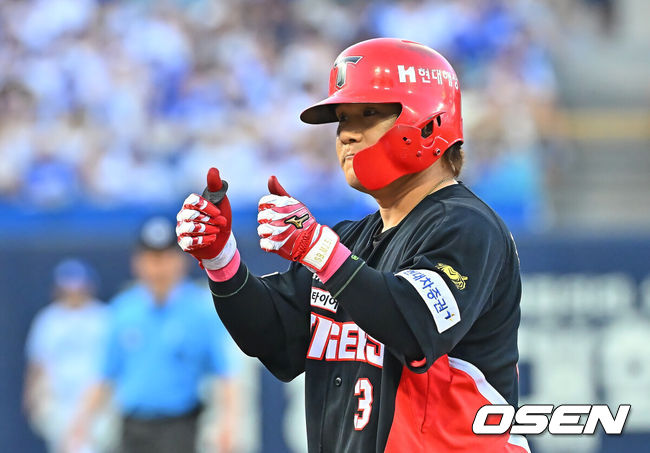 [OSEN=대구, 이석우 기자] 30일 대구삼성라이온즈파크에서 2026 신한 SOL KBO 리그 삼성 라이온즈와 KIA 타이거즈의 경기가 열렸다. 홈팀 삼성은 페덱이, 방문팀 KIA는 네일이 선발 출전했다. KIA 타이거즈 김선빈이 2회초 무사 1,2루 우익수 앞 1타점 안타를 치고 세리머니를 하고 있다. 2026.07.30 / foto0307@osen.co.kr