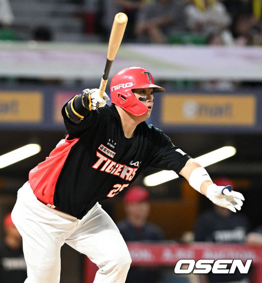 [OSEN=인천, 이대선 기자] 18일 인천 SSG랜더스필드에서 2026 신한 SOL KBO리그 SSG 랜더스와 KIA 타이거즈의 경기가 열렸다.이날 SSG은 해치, KIA는 네일을 선발로 내세웠다.8회초 1사 만루에서 KIA 한준수가 우월 2타점 적시 2루타를 치고 있다. 2026.07.18 /sunday@osen.co.kr