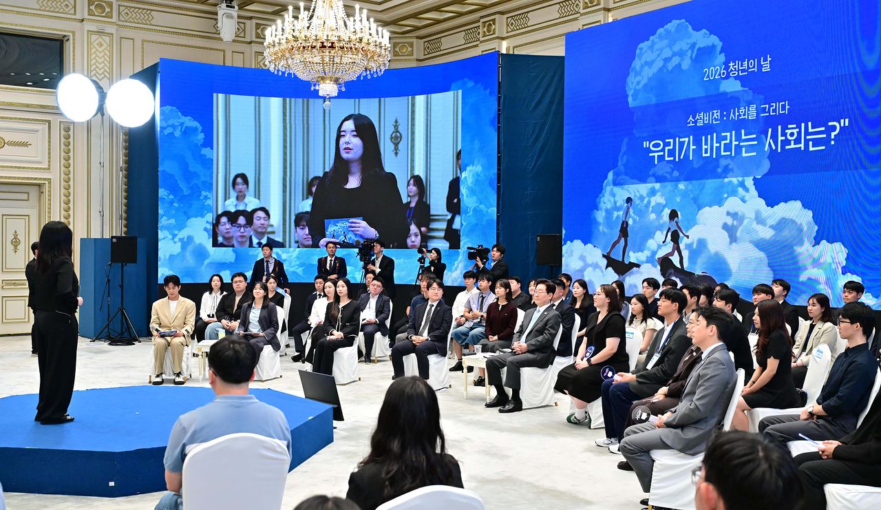이재명 대통령이 19일 청와대에서 열린 2026 청년의 날 기념식에서 참석자들의 발표를 듣고 있다. 청와대사진기자단 