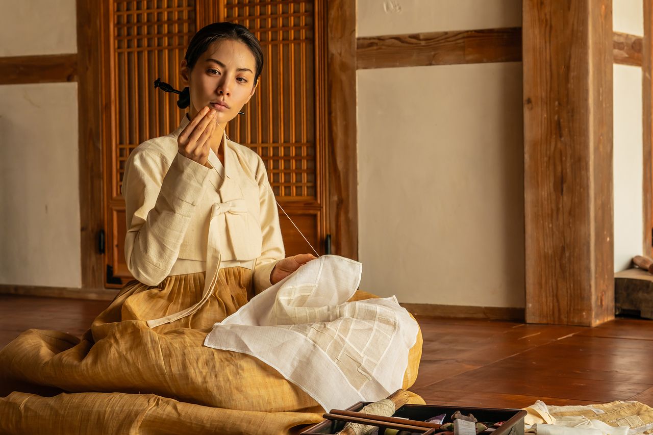 소색 저고리를 입은 희연(나나). [사진 넷플릭스]