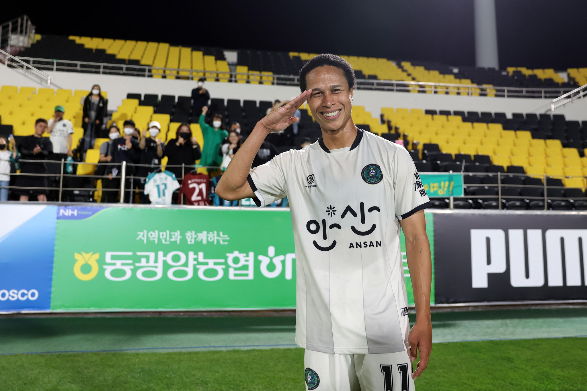 안산 그리너스에서 지난해 은퇴한 다문화 공격수 강수일의 은퇴식이 뒤늦게 열린다. 사진 프로축구연맹