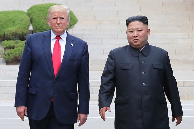 지난 2019년 6월 도널드 트럼프 미국 대통령과 김정은 북한 국무위원장이 판문점 군사분계선 북측 지역에서 만나 인사한 뒤 남측 지역으로 향하고 있다. 연합뉴스