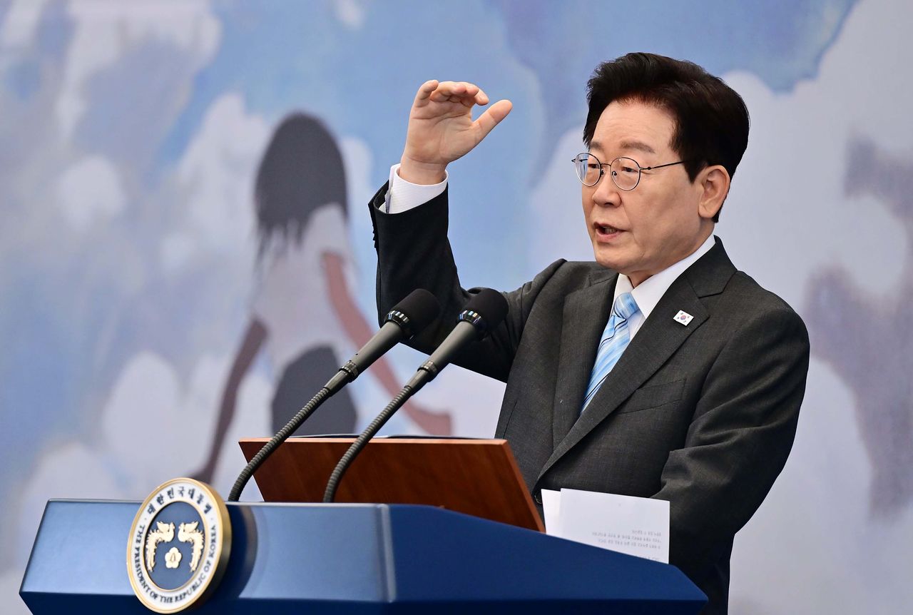 이재명 대통령이 19일 청와대에서 열린 청년의 날 기념식에서 기념사를 하고 있다. 청와대사진기자단 