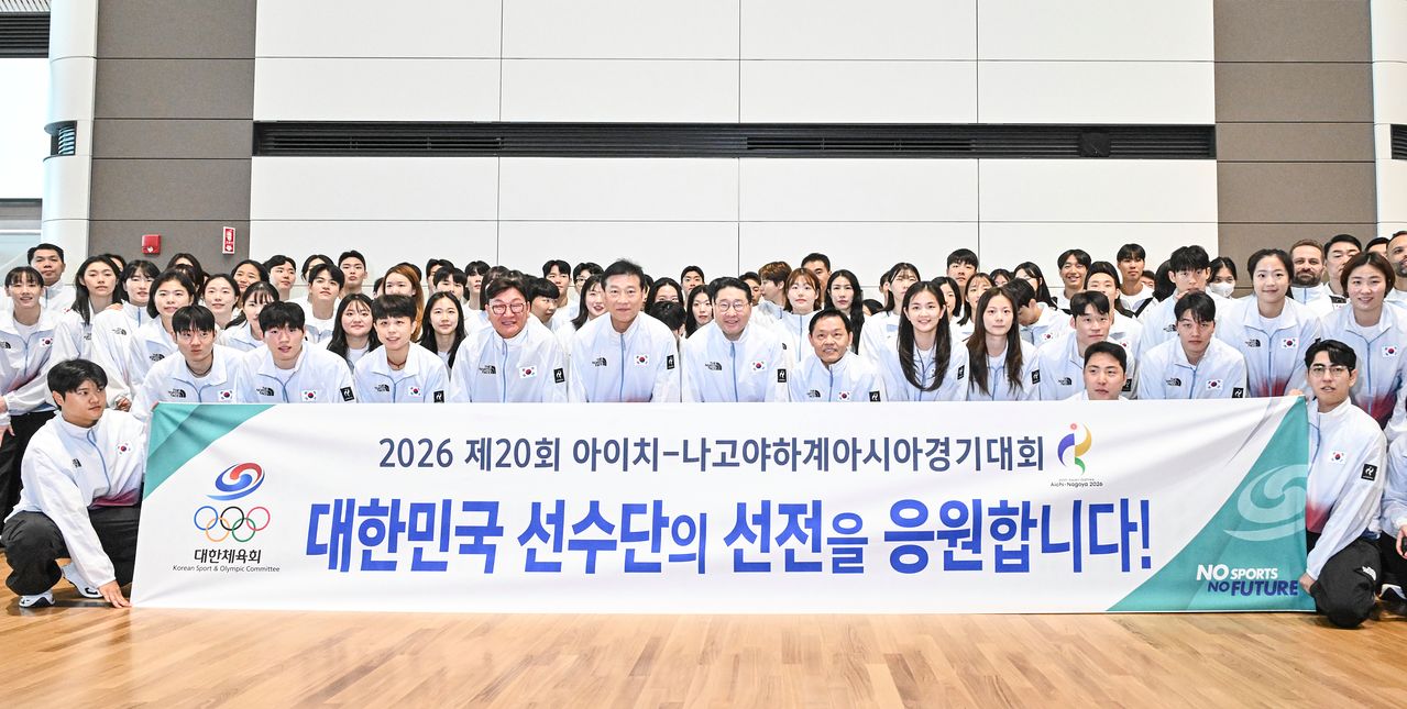 2026 아이치·나고야 아시안게임에 출전하는 국가대표 선수들이 17일 오전 인천국제공항 제2여객터미널에서 출국 전 기념촬영을 하고 있다. 인천=김경록 기자
