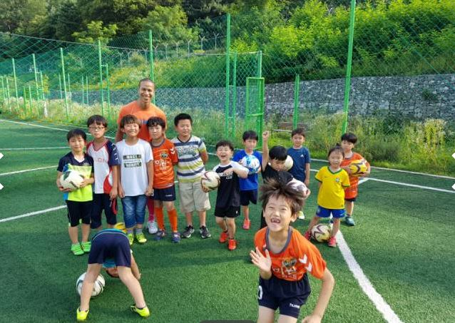 강수일은 선수 시절 내내 어린이와 다문화 가정을 돕기 활동을 다양하게 진행해 왔다. 사진 강수일