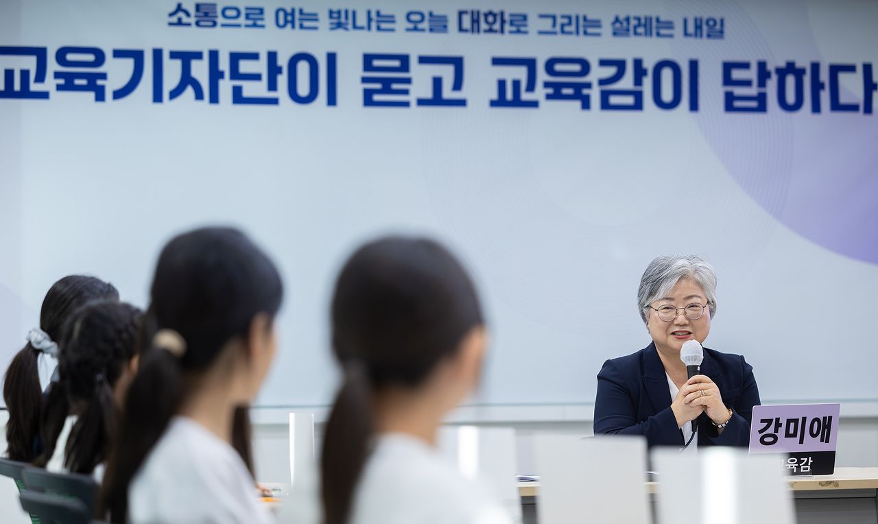 지난 2일 강미애 세종교육감이 본청 대회의실에서 열린 교육기자단과의 간담회에서 질문에 답하고 있다. [사진 세종교육청]