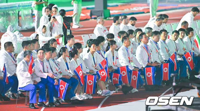 [OSEN=나고야(일본), 박준형 기자] 19일 일본 나고야 미즈호공원 육상경기장에서 제20회 일본 아이치·나고야 아시안게임 개막식이 진행됐다. 아이치·나고야 아시안게임 개회식에서 한국 선수단은 김동용·신유빈을 기수로 9개 종목 50명이 참가해 영문 국가명 순서에 따라 16번째로 입장한다. 아시안게임은 오는 10월 4일까지 열린다. 북한 선수단이 다른 선수단의 입장을 지켜보고 있다.  2026.09.19 / soul1014@osen.co.kr