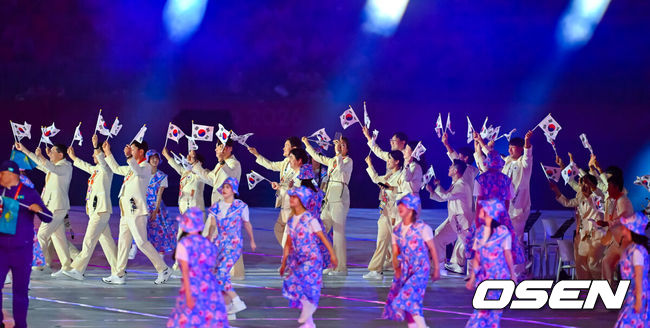 [OSEN=나고야(일본), 박준형 기자] 19일 일본 나고야 미즈호공원 육상경기장에서 제20회 일본 아이치·나고야 아시안게임 개막식이 진행됐다. 아이치·나고야 아시안게임 개회식에서 한국 선수단은 김동용·신유빈을 기수로 9개 종목 50명이 참가해 영문 국가명 순서에 따라 16번째로 입장한다. 아시안게임은 오는 10월 4일까지 열린다.  한국 선수단이 입장하고 있다.    2026.09.19 / soul1014@osen.co.kr