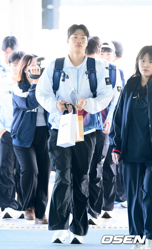 [OSEN=인천공항, 이대선 기자] 류지현 감독이 이끄는 한국 야구대표팀이 18일 오전 인천국제공항을 통해 출국했다.결전지인 일본 나고야로 향하는 대표팀은 19일과 20일 현지 적응 훈련을 거쳐 21일 대만과 조별예선 1차전을 치른다.박재현이 출국장으로 이동하고 있다. 2026.09.18 /sunday@osen.co.kr