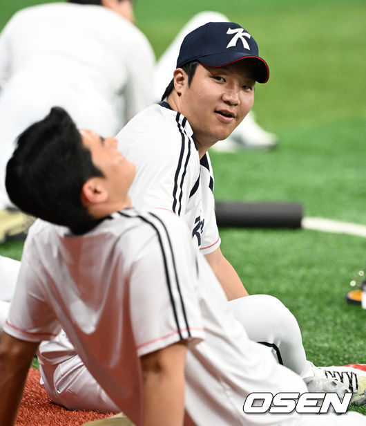[OSEN=고척, 조은정 기자]류지현 감독이 이끄는 2026 아이치·나고야 아시안게임 야구 대표팀이 17일 오후 서울 고척스카이돔에서 상무와의 연습경기에 앞서 훈련을 가졌다.야구 대표팀은 오는 18일 나고야로 이동한 뒤 21일 B조 조별예선 대만전, 22일 홍콩전, 23일 태국전을 치른 뒤 25일부터 26일까지 슈퍼라운드를 거쳐 27일 메달 결정전을 펼친다. 대표팀 문보경이 몸을 풀고 있다. 2026.09.17 /cej@osen.co.kr
