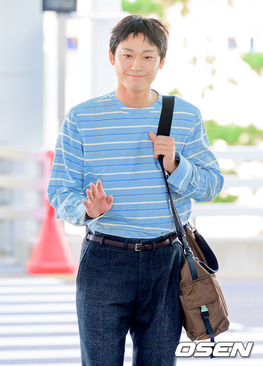 [OSEN=지형준 기자] 배우 이도현이 20일 해외 일정에 참석하기 위해 인천국제공항을 통해 밀라노로 출국했다.이도현 럭셔리 브랜드 행사에 참석할 예정이다.배우 이도현이 출국장으로 향하고 있다. 2026.09.20 / jpnews@osen.co.kr