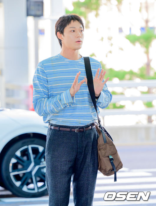 [OSEN=지형준 기자] 배우 이도현이 20일 해외 일정에 참석하기 위해 인천국제공항을 통해 밀라노로 출국했다.이도현 럭셔리 브랜드 행사에 참석할 예정이다.배우 이도현이 출국장으로 향하고 있다. 2026.09.20 / jpnews@osen.co.kr