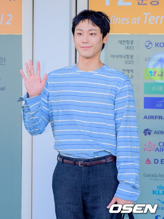 [OSEN=지형준 기자] 배우 이도현이 20일 해외 일정에 참석하기 위해 인천국제공항을 통해 밀라노로 출국했다.이도현 럭셔리 브랜드 행사에 참석할 예정이다.배우 이도현이 출국장으로 향하고 있다. 2026.09.20 / jpnews@osen.co.kr