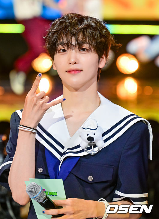 [OSEN=박준형 기자]  24일 오후 서울 상암동 SBS프리즘타워에서 SBS funE ‘THE SHOW(더쇼)’ 생방송이 진행됐다.이날 BE BOYS(비보이즈), DIGNITY(디그니티), Double 0ne, izna, KISS OF LIFE, NOWZ(나우즈), USPEER(유스피어), VVUP, XLOV, 강다니엘, 니나(NINA), 프림로즈 등이 무대에 올라 멋진 퍼포먼스를 선보였다.MC 맡은 크래비티 형준이 카메라를 보며 포즈 취하고 있다.     2025.06.24 / soul1014@osen.co.kr