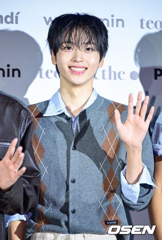 [OSEN=최규한 기자] 1일 서울 동대문디자인플라자(DDP)에서 ‘2027S/S서울패션위크’가 열렸다.31개 브랜드가 디자인을 선보이는 2027S/S서울패션위크는 1일부터 6일까지 서울 DDP를 비롯한 서울 곳곳에서 펼쳐진다.크래비티 형준이 포즈를 취하고 있다. 2026.09.01 / dreamer@osen.co.kr