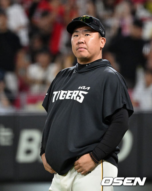 [OSEN=광주, 이대선 기자] KIA 타이거즈가 이틀연속 선두의발목을 잡았다.KIA는 5일 광주-기아 챔피언스필드에서 열린 2026 신한은행 SOL KBO리그 KT 위즈와의 팀간 11차전을 6-3로 승리했다. 선발 양현종이 5이닝 3실점으로 막고 불펜진이 무실점 호투를 펼쳤다. 김선빈의 2타점 동점 3루타와 카스트로의 역전 결승타점, 나성범의 쐐기 투런포가 터졌다.2연패 뒤 2연승을 거두며 위닝시리즈를 확보했다. 경기 종료 후 KIA 이범호 감독이 선수들과 승리의 기쁨을 나누고 있다. 2026.09.05 /sunday@osen.co.kr
