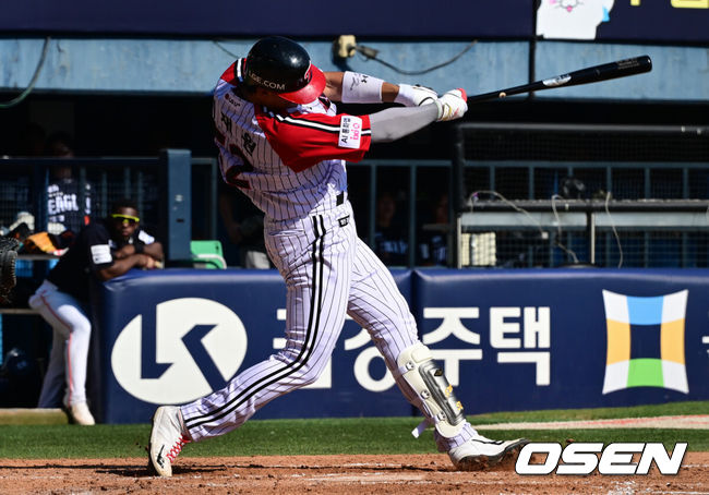[OSEN=잠실, 조은정 기자]20일 서울 잠실야구장에서 2026 신한 SOL KBO리그 LG 트윈스와 한화 이글스의 경기가 열렸다.이날 LG는 카라스코, 한화는 황준서를 선발로 내세웠다.4회말 1사 1루에서 LG 이재원이 선제 투런 홈런을 날리고 있다. 2026.09.20 /cej@osen.co.kr