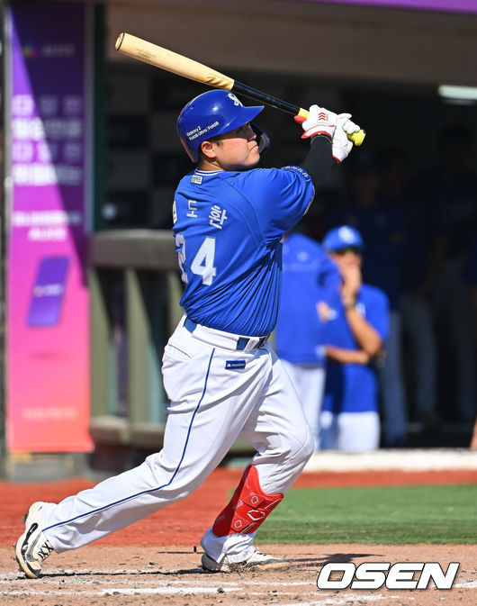 [OSEN=부산, 이석우 기자] 20일 부산 사직야구장에서 2026 신한 SOL KBO 리그 롯데 자이언츠와 삼성 라이온즈의 경기가 열렸다. 홈팀 롯데는 김태균이, 방문팀 삼성은 원태인이 선발 출전했다.삼성 라이온즈 김도환이 4회초 2사 중월 솔로 홈런을 치고 있다. 2026.09.20 / foto0307@osen.co.kr