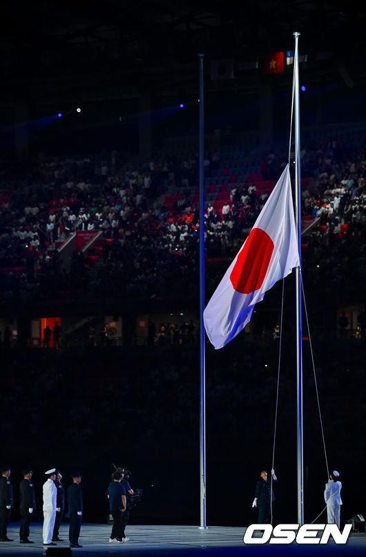 [OSEN=나고야(일본), 박준형 기자] 19일 일본 나고야 미즈호공원 육상경기장에서 제20회 일본 아이치·나고야 아시안게임 개막식이 진행됐다. 아이치·나고야 아시안게임 개회식에서 한국 선수단은 김동용·신유빈을 기수로 9개 종목 50명이 참가해 영문 국가명 순서에 따라 16번째로 입장한다. 아시안게임은 오는 10월 4일까지 열린다. 일장기가 게양되고 있다.   2026.09.19 / soul1014@osen.co.kr