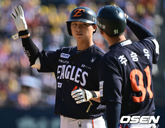 [OSEN=잠실, 조은정 기자]20일 서울 잠실야구장에서 2026 신한 SOL KBO리그 LG 트윈스와 한화 이글스의 경기가 열렸다.이날 LG는 카라스코, 한화는 황준서를 선발로 내세웠다.5회초 1사 만루에서 한화 최인호가 적시타를 날린 뒤 날린 뒤 세리머니를 하고 있다. 2026.09.20 /cej@osen.co.kr