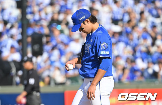 [OSEN=부산, 이석우 기자] 20일 부산 사직야구장에서 2026 신한 SOL KBO 리그 롯데 자이언츠와 삼성 라이온즈의 경기가 열렸다. 홈팀 롯데는 김태균이, 방문팀 삼성은 원태인이 선발 출전했다.삼성 라이온즈 원태인이 4회말 역전을 허용한 후 아쉬워하고 있다. 2026.09.20 / foto0307@osen.co.kr