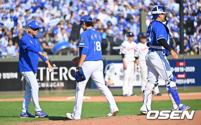 [OSEN=부산, 이석우 기자] 20일 부산 사직야구장에서 2026 신한 SOL KBO 리그 롯데 자이언츠와 삼성 라이온즈의 경기가 열렸다. 홈팀 롯데는 김태균이, 방문팀 삼성은 원태인이 선발 출전했다.삼성 라이온즈 원태인이 4회말 역전을 허용한 후 교체되고 있다. 2026.09.20 / foto0307@osen.co.kr