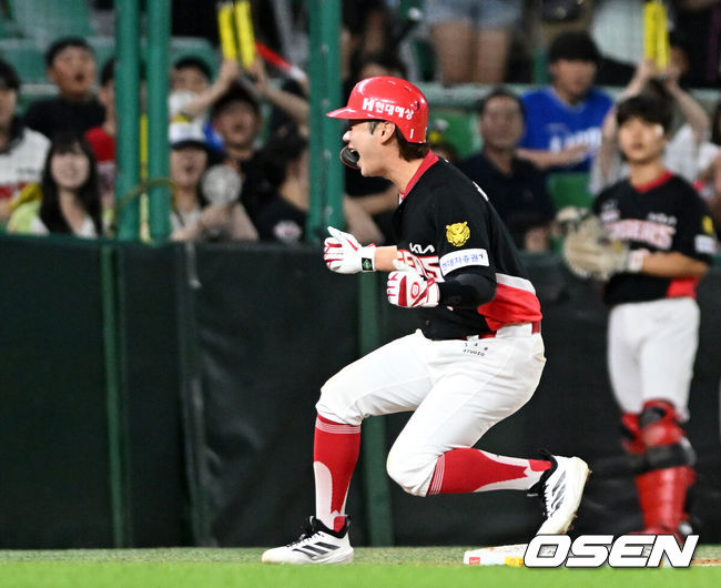 [OSEN=인천, 이대선 기자] 18일 인천 SSG랜더스필드에서 2026 신한 SOL KBO리그 SSG 랜더스와 KIA 타이거즈의 경기가 열렸다.이날 SSG은 해치, KIA는 네일을 선발로 내세웠다.8회초 2사 만루에서 KIA 박정우가 우월 적시 3타점 3루타를 치고 환호하고 있다. 2026.07.18 /sunday@osen.co.kr