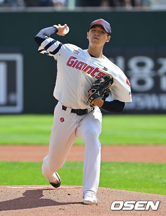[OSEN=부산, 이석우 기자] 20일 부산 사직야구장에서 2026 신한 SOL KBO 리그 롯데 자이언츠와 삼성 라이온즈의 경기가 열렸다. 홈팀 롯데는 김태균이, 방문팀 삼성은 원태인이 선발 출전했다.롯데 자이언츠 선발 투수 김태균이 역투하고 있다. 2026.09.20 / foto0307@osen.co.kr