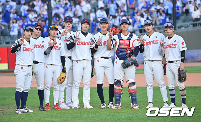 [OSEN=부산, 이석우 기자] 20일 부산 사직야구장에서 2026 신한 SOL KBO 리그 롯데 자이언츠와 삼성 라이온즈의 경기가 열렸다. 홈팀 롯데는 김태균이, 방문팀 삼성은 원태인이 선발 출전했다.롯데 자이언츠 선수들이 삼성 라이온즈에 13-6으로 승리한 후 기념촬영을 하고 있다. 2026.09.20 / foto0307@osen.co.kr