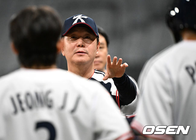[OSEN=고척, 조은정 기자]류지현 감독이 이끄는 2026 아이치·나고야 아시안게임 야구 대표팀이 17일 오후 서울 고척스카이돔에서 상무와의 연습경기를 가졌다.야구 대표팀은 오는 18일 나고야로 이동한 뒤 21일 B조 조별예선 대만전, 22일 홍콩전, 23일 태국전을 치른 뒤 25일부터 26일까지 슈퍼라운드를 거쳐 27일 메달 결정전을 펼친다. 경기 종료 후 대표팀 류지현 감독이 선수단과 미팅을 갖고 있다. 2026.09.17 /cej@osen.co.kr