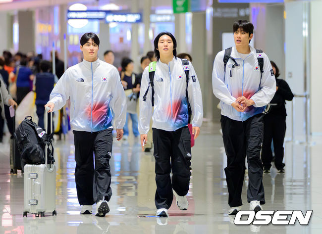 [OSEN=지형준 기자] 2026 아이치-나고야 아시안게임 대한민국 경영 국가대표팀이 17일 오전 인천국제공항을 통해 일본으로 출국했다.아이치-나고야 아시안게임은 19일부터 10월 4일까지 일본 아이치현과 나고야시 일원에서 열린다. 대한민국은 41개 종목에 1,052명의 선수단을 파견한다. 수영(경영)국가대표팀 황선우, 김영범. 김우민이 출국 준비를 하고 있다. 2026.09.17 / jpnews@osen.co.kr