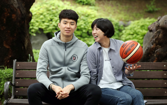 1984 LA올림픽 여자농구 은메달리스트 성정아(오른쪽)-아들이자 한국 최초 미대학서 NBA 직행 도전 이현중. 변선구 기자