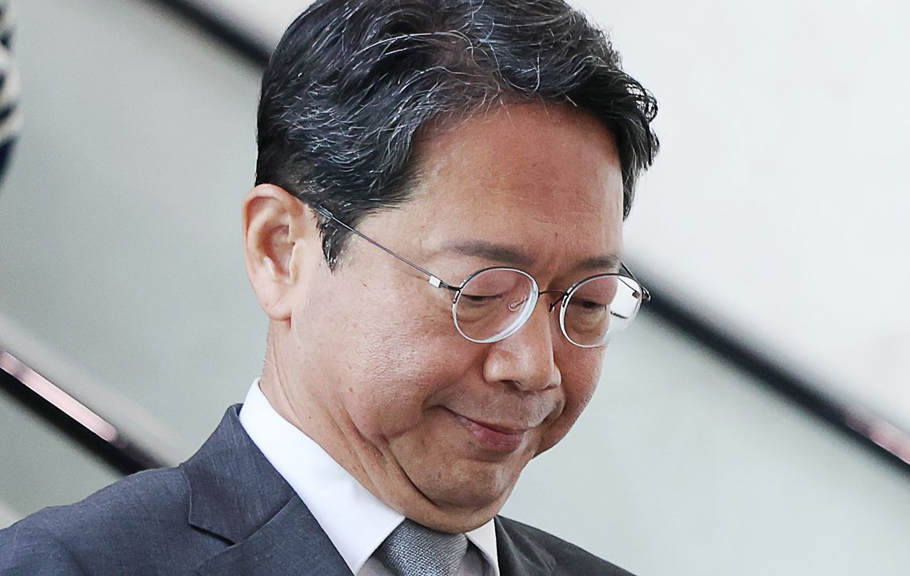 김승원 법무부 장관 후보자가 19일 오전 서울 여의도 국회 소통관에서 기자회견을 마치고 이동하고 있다. 이날 김 후보자는 후보직을 사퇴했다. 뉴시스