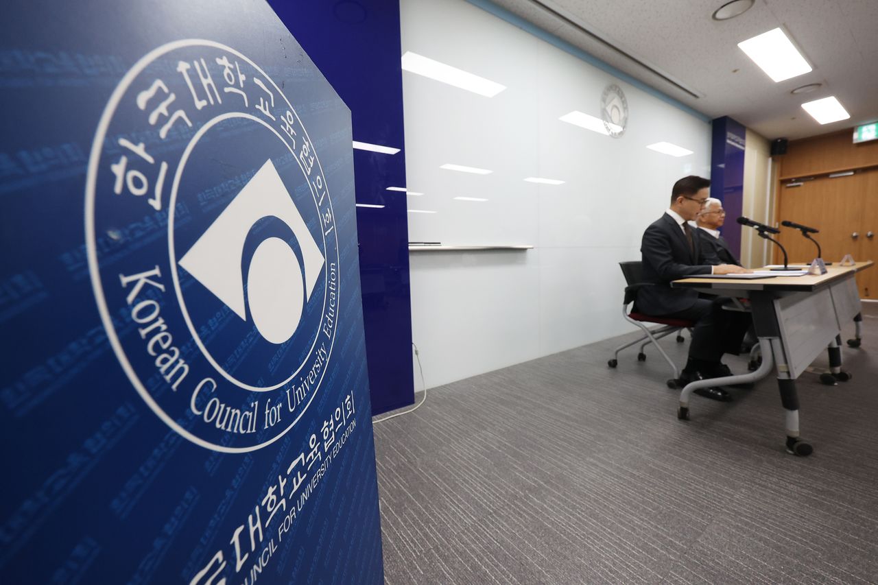 이기정 한국대학교육협의회 회장, 성윤석 유웨이 대표이사가 14일 서울 금천구 한국대학교육협의회에서 열린 기자회견에서 사과문을 발표하고 있다. 연합뉴스