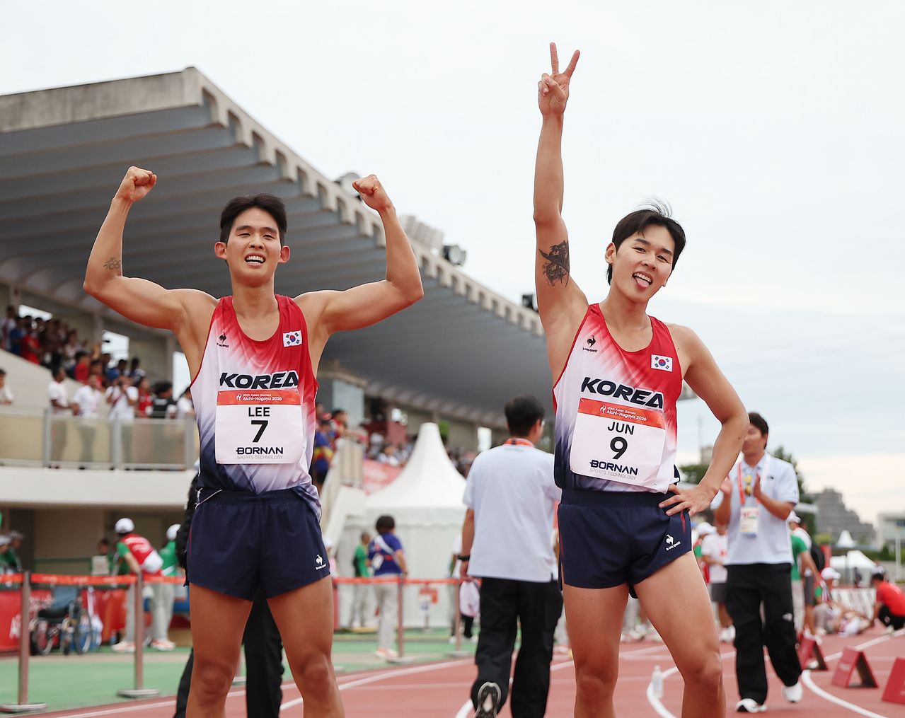 한국 남자 근대5종 대표팀 이종현(왼쪽)과 전웅태가 20일 일본 아이치현 안조 스포츠파크에서 열린 2026 아이치·나고야 아시안게임 근대5종 남자 단체전에서 금메달을 차지 한 뒤 기뻐하고 있다. 연합뉴스 