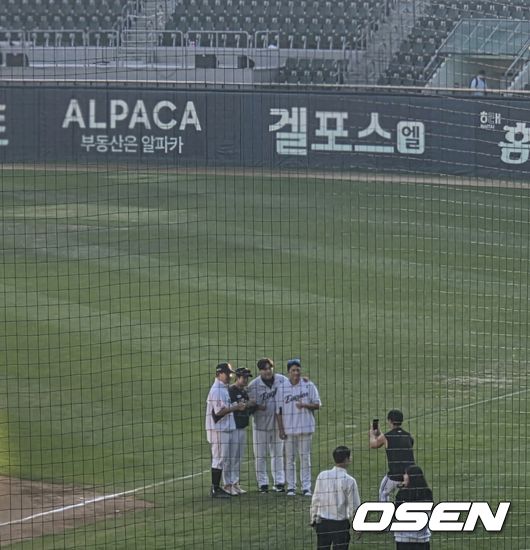 [OSEN=잠실, 한용섭 기자] 프로야구 LG 트윈스는 20일 잠실구장에서 열린 한화 이글스와 경기에서 4-3으로 승리했다. 경기 후 한화 류현진, 최재훈, 채은성, 이재원이 잠실구장 마지막을 기념하며 사진을 찍고 있다. LG 오지환이 사진을 찍어주고 있다./orange@osen.co.kr