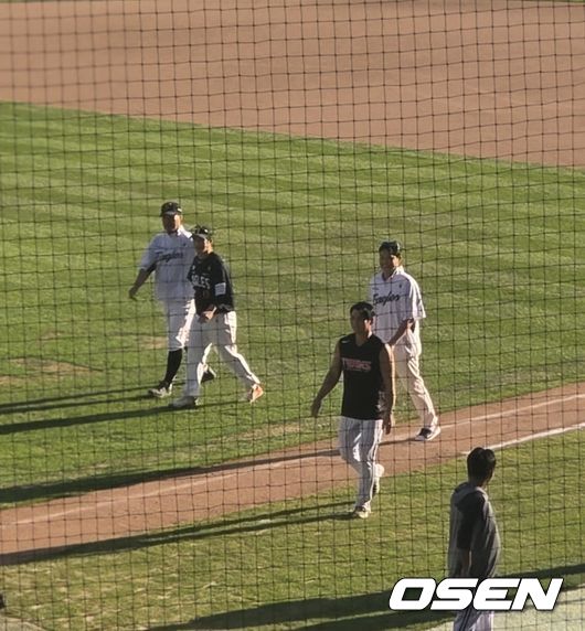 [OSEN=잠실, 한용섭 기자] 프로야구 LG 트윈스는 20일 잠실구장에서 열린 한화 이글스와 경기에서 4-3으로 승리했다. 경기 후 한화 류현진, 최재훈, 채은성, 이재원이 잠실구장 마지막을 기념하며 사진을 찍고 있다. LG 오지환이 사진을 찍어주고 헤어졌다. /orange@osen.co.kr