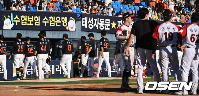 [OSEN=잠실, 조은정 기자]프로야구 LG 트윈스가 한화 이글스를 꺾고 7연승을 이어갔다.LG는 20일 서울 잠실구장에서 열린 2026 KBO리그한화와 시즌 16차전 마지막 맞대결에서 4-3으로 승리했다.이재원이 이틀 연속 비거리 140m 초대형 홈런을 터뜨렸다. 문정빈이 결승타를 때렸다.LG가 승리를 기뻐하고 있다. 2026.09.20 /cej@osen.co.kr