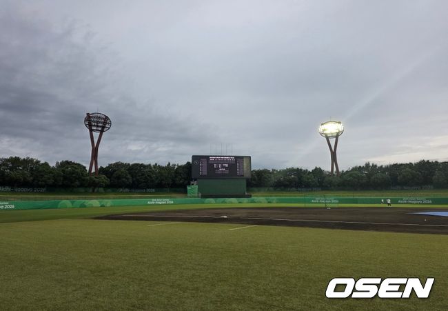 [OSEN=오카자키(일본), 이후광 기자] 오카자키 야구장의 좌측 외야 쪽 조명이 켜지지 않고 있다 / backlight@osen.co.kr